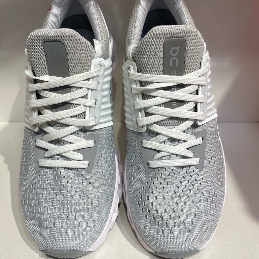 WOMEN ON RUNNING CLOUDSWIFT  SZ : 8